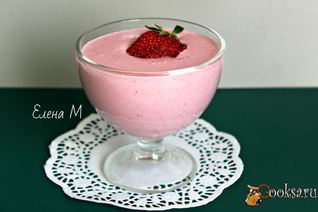 Клубничный смузи с творогом и овсяными хлопьями