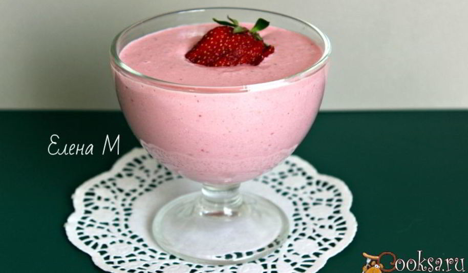 Рецепт клубничного смузи с творогом и овсяными хлопьями