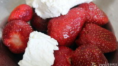 клубничный смузи с творогом и овсяными хлопьями