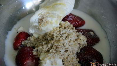 клубничный смузи с творогом и овсяными хлопьями