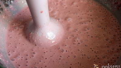 клубничный смузи с творогом и овсяными хлопьями