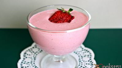 клубничный смузи с творогом и овсяными хлопьями