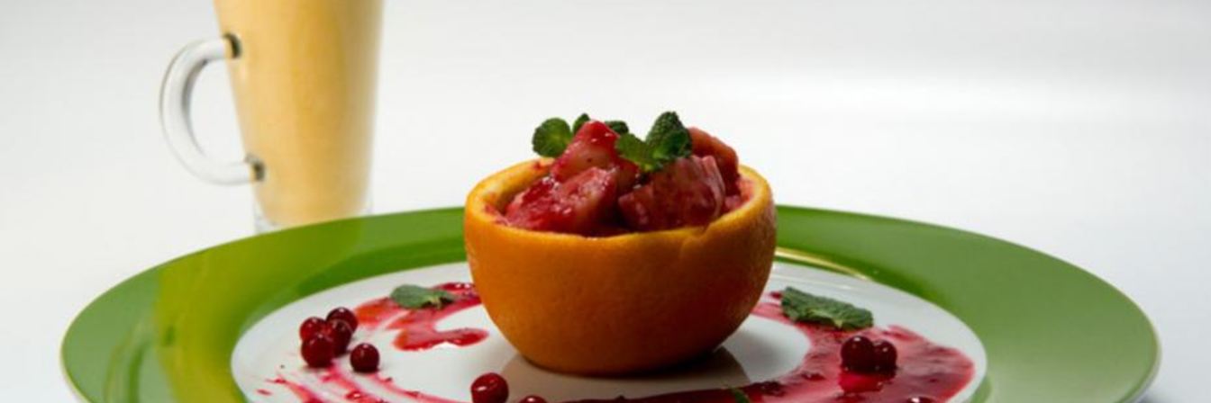 Ленивые апельсиновые вареники с брусничным соусом и апельсиновым смузи