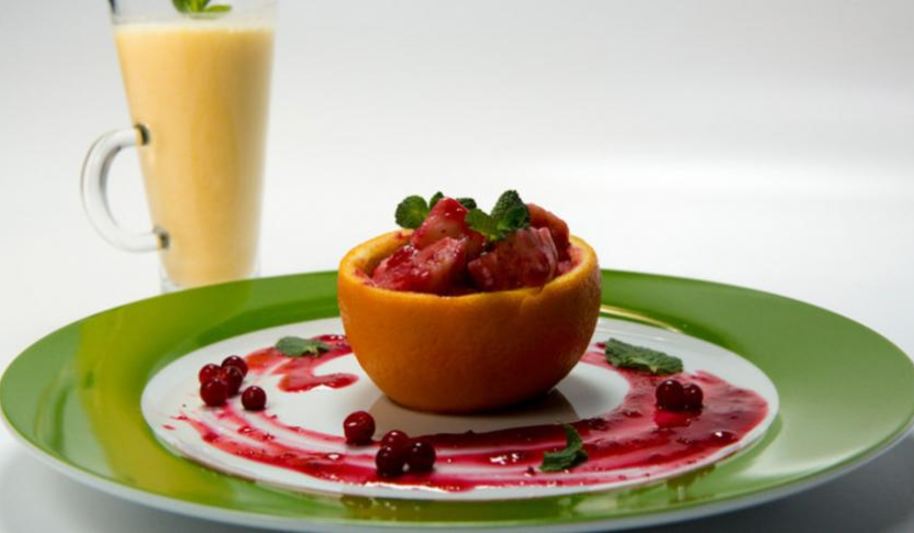 Рецепт ленивых апельсиновых вареников с брусничным соусом и апельсиновым смузи