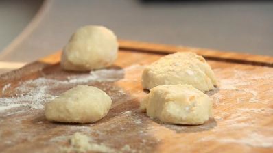 ленивые апельсиновые вареники с брусничным соусом и апельсиновым смузи