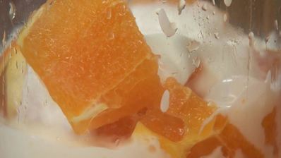 ленивые апельсиновые вареники с брусничным соусом и апельсиновым смузи