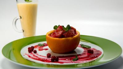 ленивые апельсиновые вареники с брусничным соусом и апельсиновым смузи