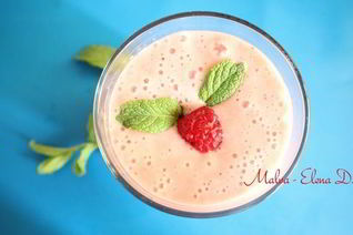 Малиновый смузи на миндальном молоке