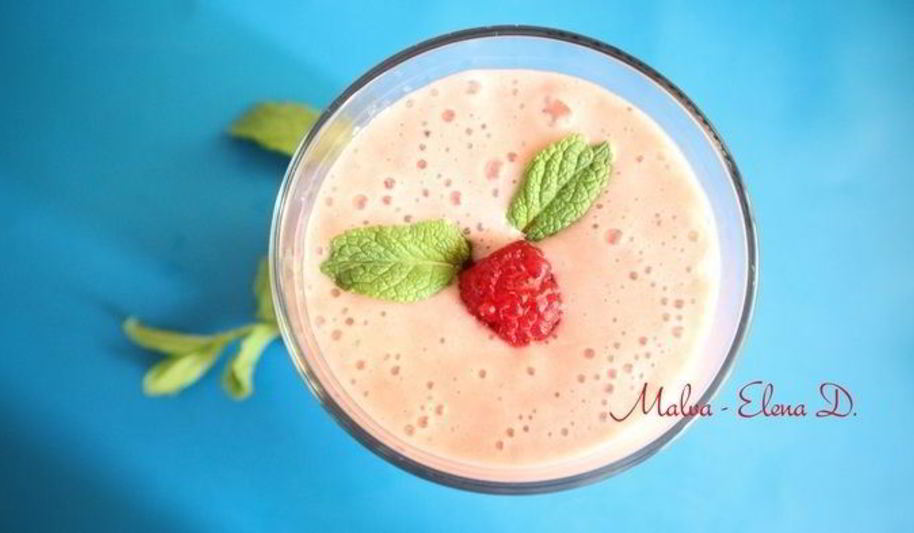 Рецепт малинового смузи на миндальном молоке