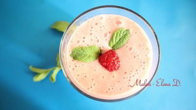 малиновый смузи на миндальном молоке