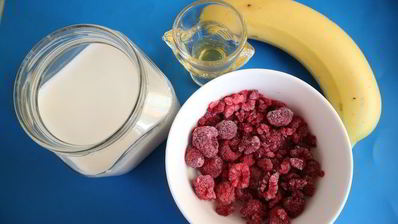 малиновый смузи на миндальном молоке