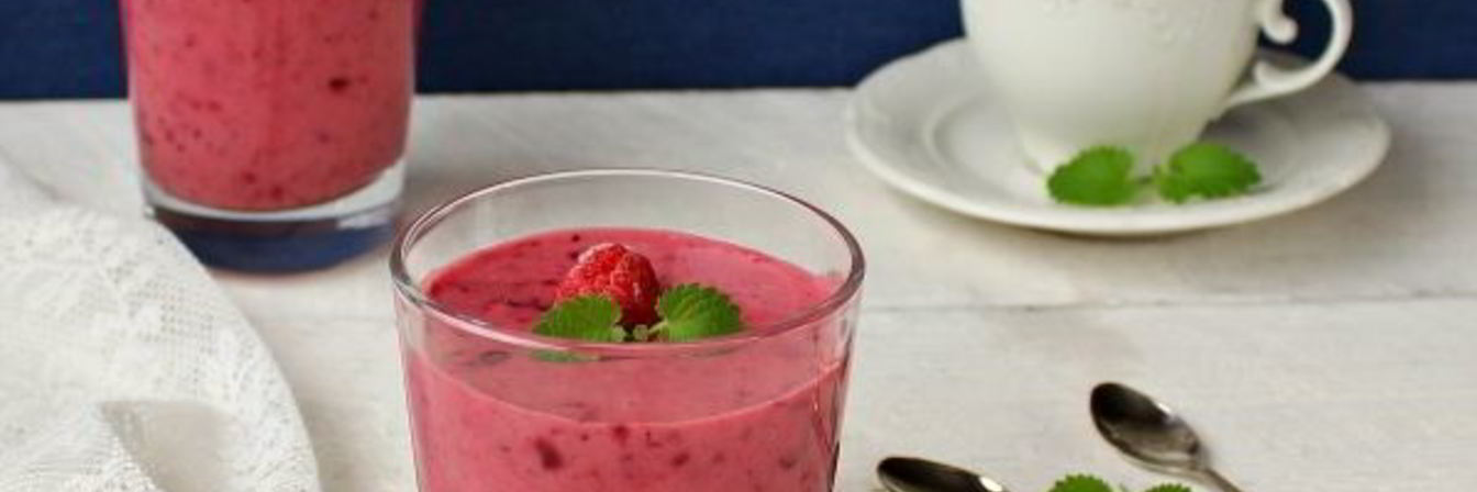 Малиновый смузи с бананом и черной смородиной