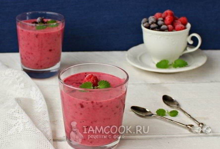 Малиновый смузи с бананом и черной смородиной
