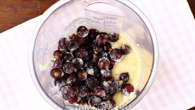 малиновый смузи с бананом и черной смородиной