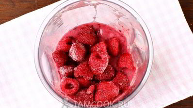 малиновый смузи с бананом и черной смородиной