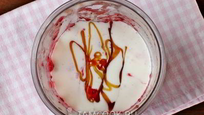 малиновый смузи с бананом и черной смородиной