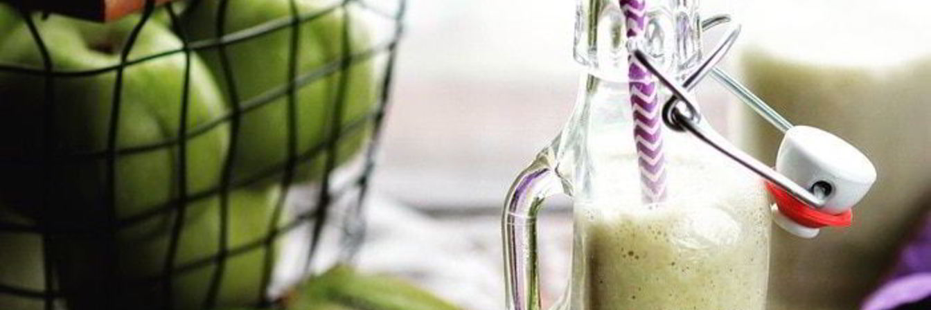 Питательный смузи из яблок, банана, авокадо и орехового молока
