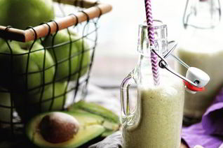 Питательный смузи из яблок, банана, авокадо и орехового молока