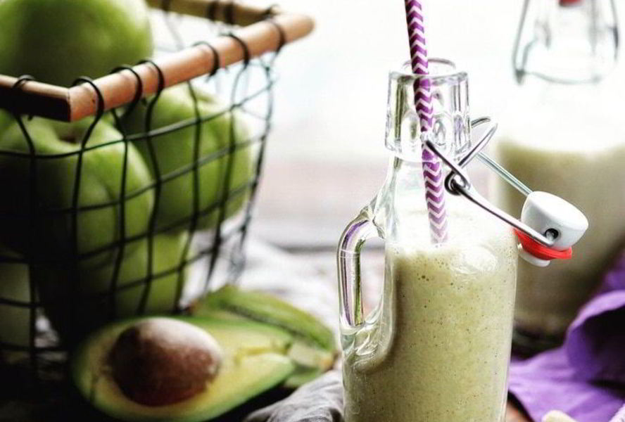 Питательный смузи из яблок, банана, авокадо и орехового молока