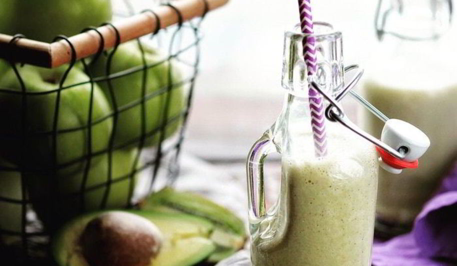 Рецепт питательного смузи из яблок, банана, авокадо и орехового молока