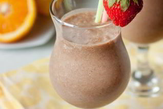 Шоколадно-банановый смузи с арахисовой пастой