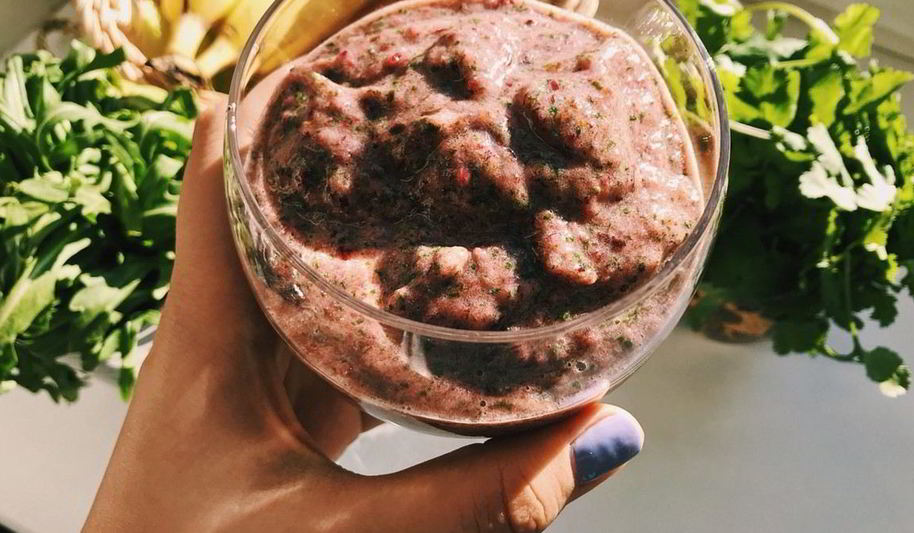 Рецепт смузей банан-финики-руккола