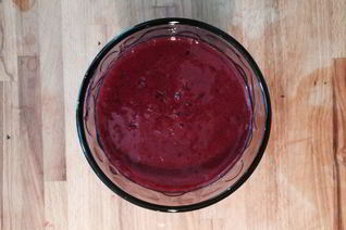 Смузи из черной смородины, банана и нектарина