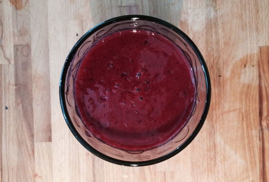 Смузи из черной смородины, банана и нектарина