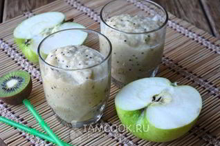 Смузи из киви, банана и яблока