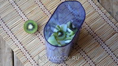 смузи из киви, банана и яблока