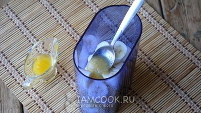 смузи из киви, банана и яблока