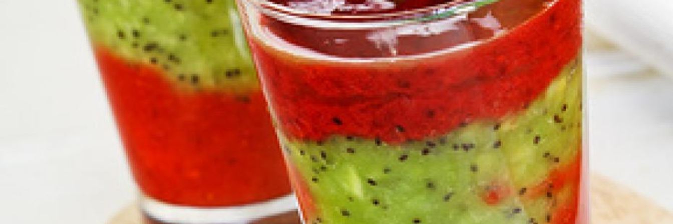 Смузи из клубники, малины и киви с медом