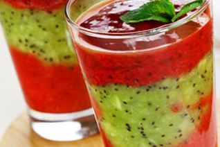 Смузи из клубники, малины и киви с медом