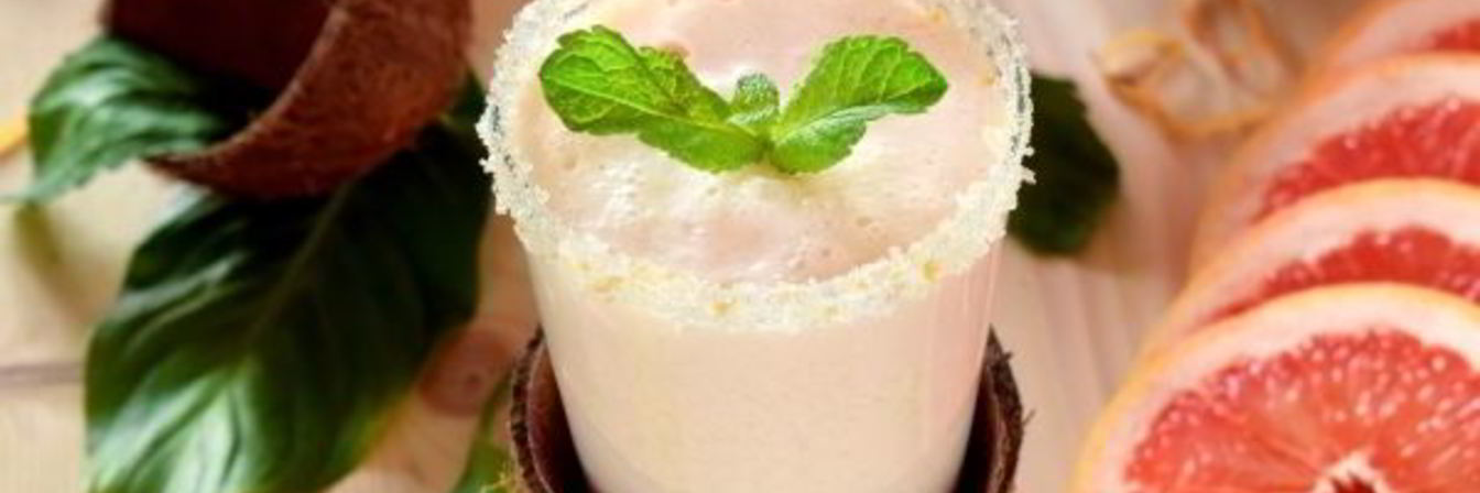 Смузи из красного грейпфрута и кокосового молока