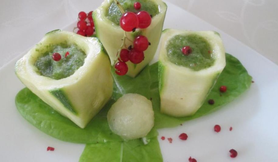 Рецепт смузей из огурца и дыни в огуречных стаканчиках