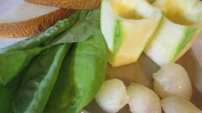 смузи из огурца и дыни в огуречных стаканчиках