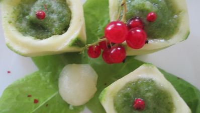 смузи из огурца и дыни в огуречных стаканчиках