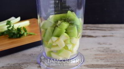 смузи из сельдерея, яблока и киви
