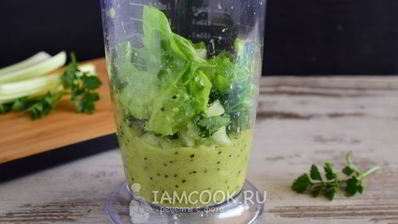 смузи из сельдерея, яблока и киви