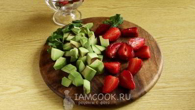 смузи с авокадо и клубникой