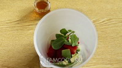 смузи с авокадо и клубникой