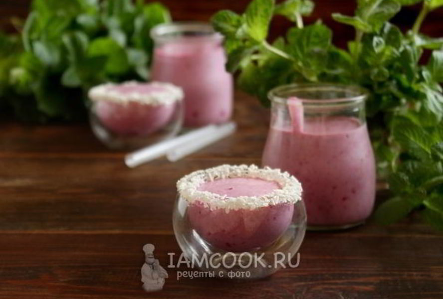 Смузи с кокосовым молоком и черной смородиной