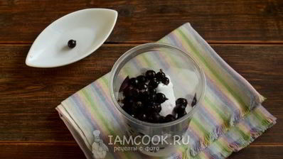 смузи с кокосовым молоком и черной смородиной