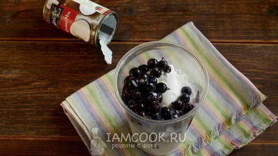 смузи с кокосовым молоком и черной смородиной