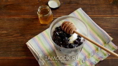 смузи с кокосовым молоком и черной смородиной