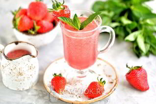 Смузи с кокосовым молоком и клубникой