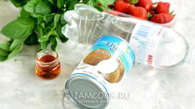 смузи с кокосовым молоком и клубникой