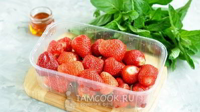 смузи с кокосовым молоком и клубникой