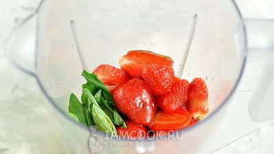 смузи с кокосовым молоком и клубникой