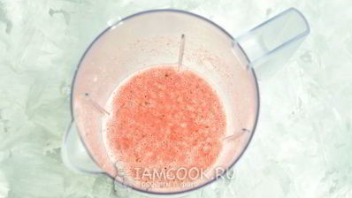 смузи с кокосовым молоком и клубникой